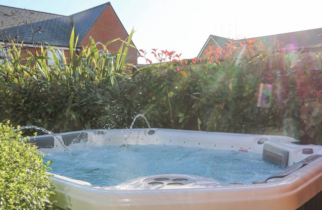 GOODWOOD RETREAT, pet friendly, country holiday cottage in Chichester