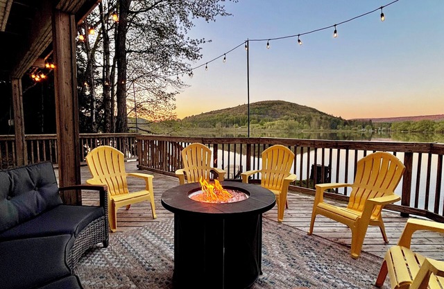 Goodyear Lake waterfront home sleeps 13. Near Dreams Park, Cooperstown.