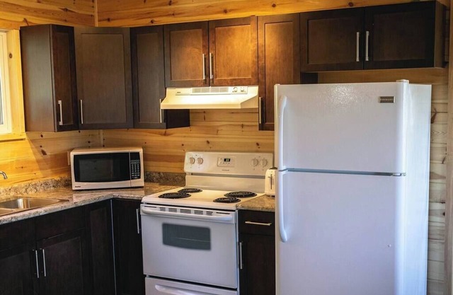 Gopher's Hole Cabin - Lakewood Park Cabins