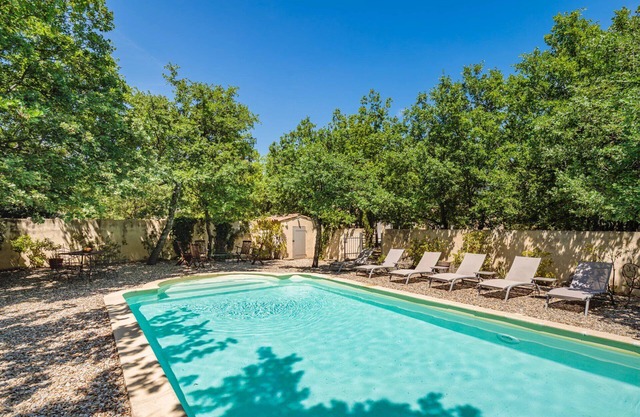 GORDES Private villa and swimming pool on enclosed land planted with trees