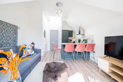 Gorgeous 1-Bedroom Acton Flat with Two Balconies at Acton, Sleeps 4