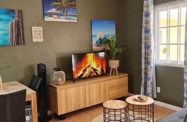 Gorgeous 1 Bedroom City Apartment w Pool- N