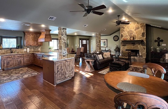 GORGEOUS 1-BR, 1-BATH RANCH HOUSE Near Downtown Houston with AMAZING POOL &PATIO