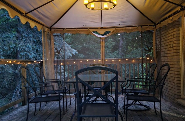 Gorgeous 2-bdr apartment close to lake with kids playground