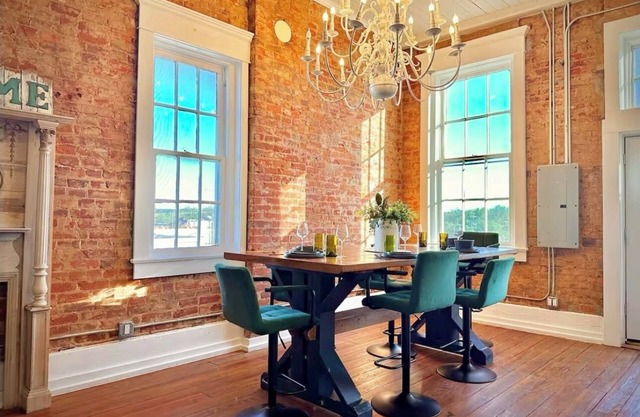 Gorgeous 2-bedroom loft in Downtown Denison, washer/dryer, KING bed, WiFi, patio