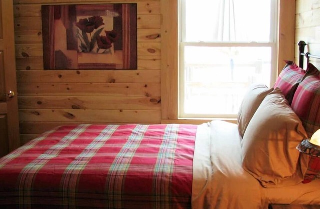 Gorgeous 2 Bedroom on Nelson Lake w/Direct to miles of Snowmobile trails