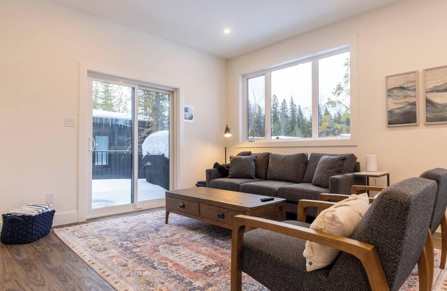 Gorgeous 2 Bedroom with Private Hot Tub. A/C