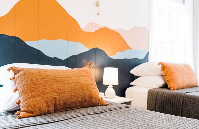 Gorgeous 2 BR Cottage, Walk to Lake Lure Beach!