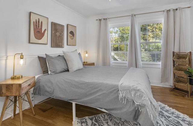 Gorgeous 2nd Floor 3 Bdrm Close to Rockhurst University 60