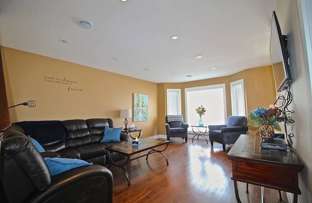 Gorgeous 3 bedroom, 2.5 bathroom House! STA21-00132
