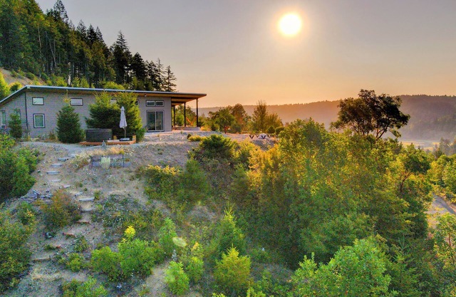 Gorgeous 3 bedroom water view home in the hood canal