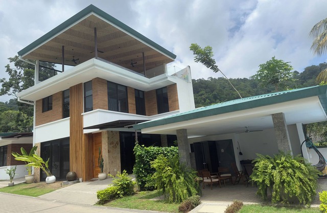 Gorgeous 3 floor ocean front home. Private gated community. South Beach, Jaco!