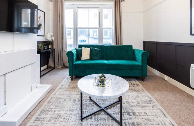 Gorgeous 3BR Home HIGH STREET LOCATION by Luxiety Stays