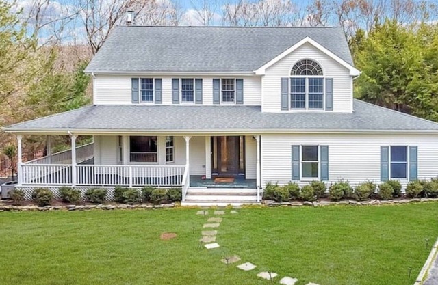 Gorgeous 4 bed 3 bath home with Pool - walking distance to beach