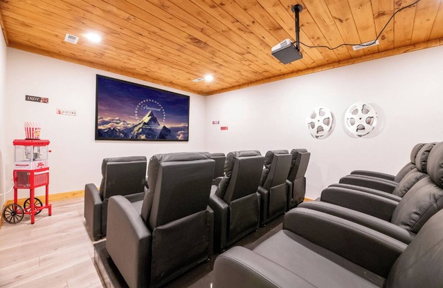 *Gorgeous 4BD Cabin Near TOWN! Theater + Hot Tub!*