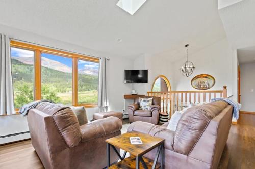 Gorgeous 4BR Home with an Amazing Mountain Setting