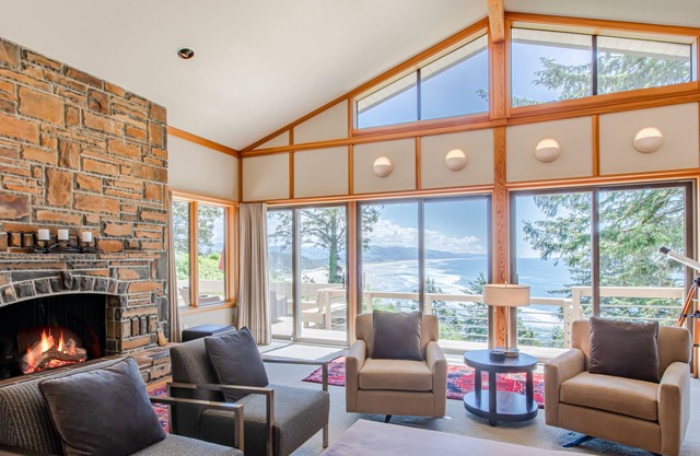 Gorgeous 5-Star Property on 1/4 Acre! Views from every room, Allergen and Pet Free