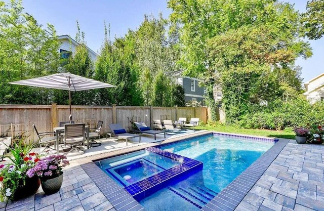 Gorgeous 5BR, 4.5BA, in town, pool, hot tub, beach nearby!