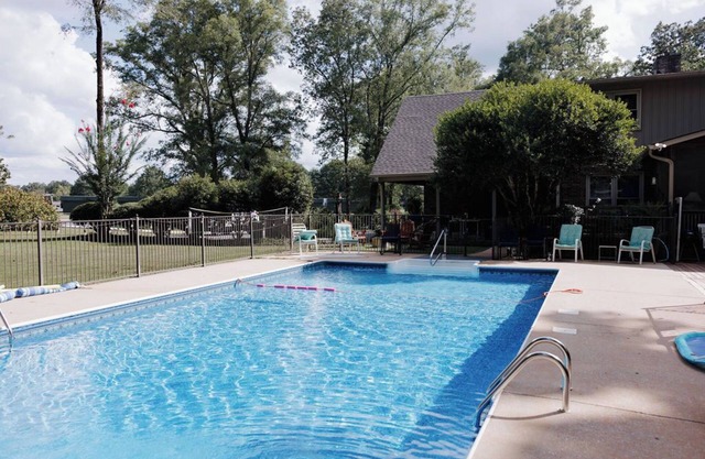 Gorgeous 6 bedroom home with game room, POOL, FISHING POND & PICKLE BALL court