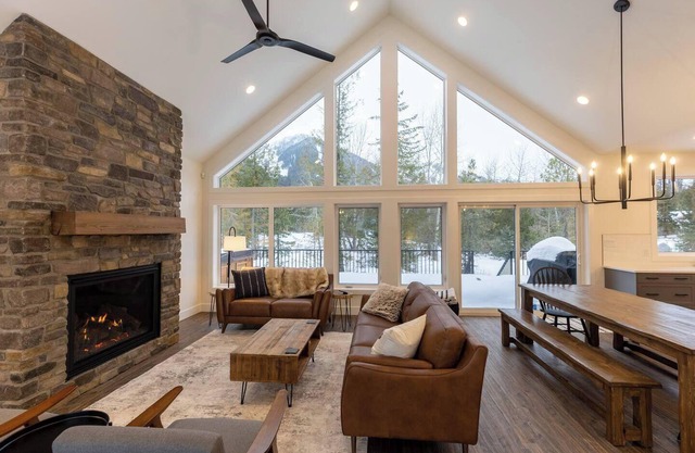 Gorgeous 6 Bedroom with 2 Hot Tubs