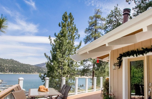 Gorgeous 8 person Lakehouse with Dock. Spectacular Views, 6 Person Spa & BBQ!