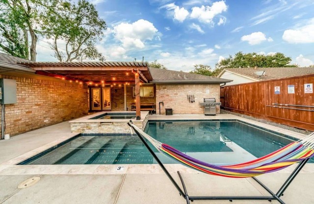 Gorgeous and Cozy Houston home w/a private Pool