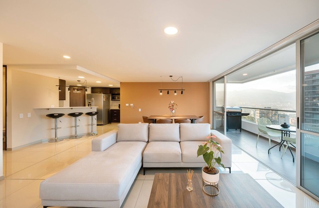 Gorgeous apartment with stunning view and Pool near Santa Fe Mall