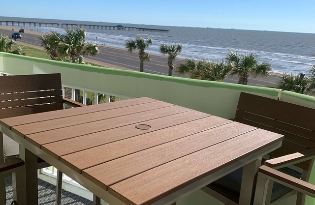 Gorgeous balcony with ocean views !