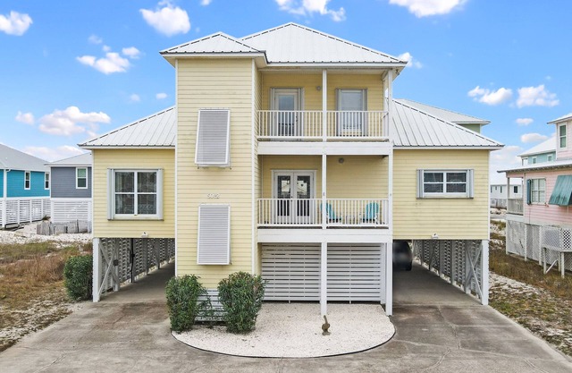 Gorgeous beach getaway! Spacious 5 bd, 5 bath, with parking.