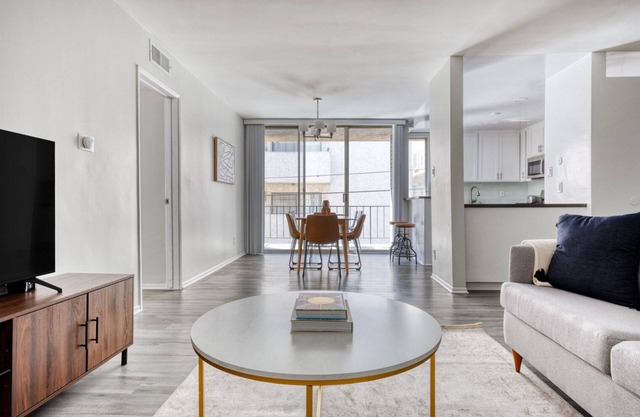 Gorgeous Beverly Hills 2BR near Bristol Farms & The Grove, by Blueground