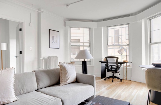 Gorgeous Brookline 1 BR w/Gym, near Shops, by Blueground