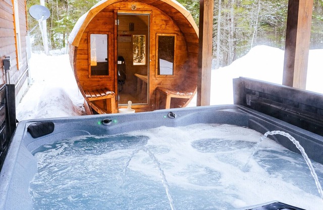 GORGEOUS CABIN, 10 MINUTES FROM SUNDAY RIVER! CENTRAL AC! SAUNA+HOT TUB!