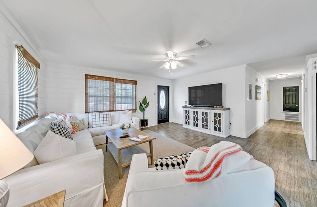 Gorgeous cottage, outdoor space, Gulf place area, close to beaches/Goatfeathersn