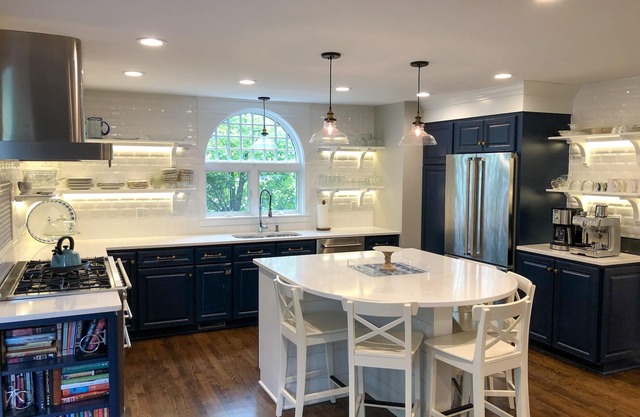 Gorgeous cottage short walk from downtown, beach and minutes to ski hills.