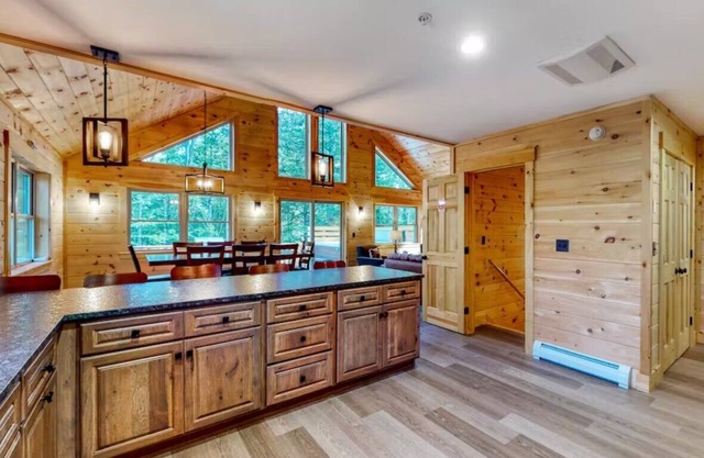 Gorgeous dog-friendly cabin with great view, deck, hot tub, & gas fireplace