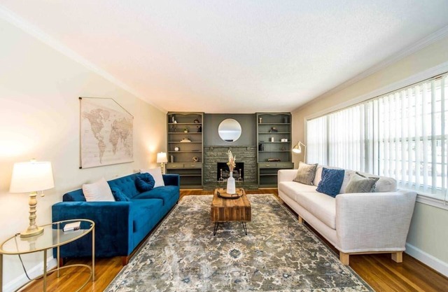 Gorgeous Downtown Getaway! Minutes From The City!