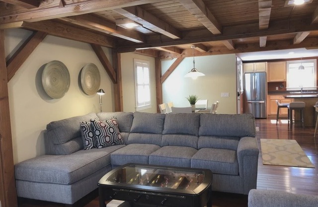 Gorgeous, Family-Friendly Timber Frame Townhouse. 10 Min to Beach. Walk to town
