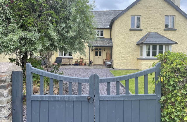 Gorgeous farmhouse, sleeps 14 + hot tub. Enclosed garden