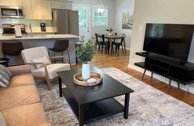 Gorgeous Fenced in Pet Friendly 3 BDRM DT Raleigh