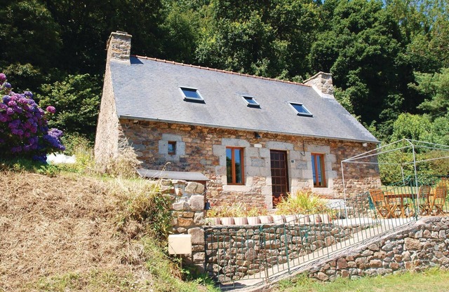 Gorgeous home in Lezardrieux with WiFi