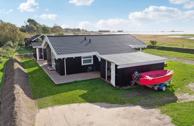 Gorgeous home in Orø with kitchen