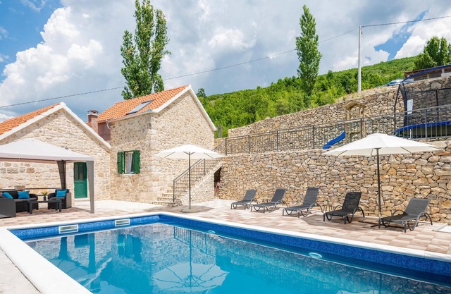 Gorgeous home in Ricice with lake view