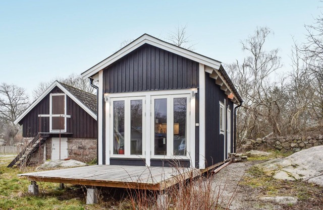 Gorgeous home in Sturkö with kitchen