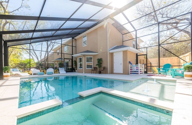 Gorgeous home w/Pool+Spa, Huge backyard, Fire Pit, WALK to Beach, 10 min to DT