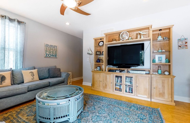Gorgeous home with private pool - dog-friendly - only three blocks to the beach