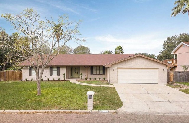 Gorgeous Home With a Pool 2600sqft