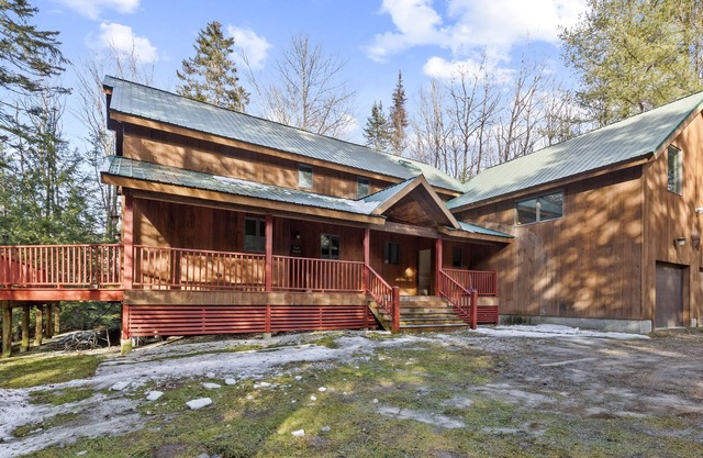 Gorgeous House next to a Brook, Hot Tub, Sleeps 20