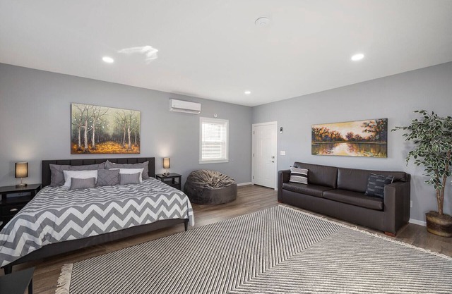 Gorgeous Huge Studio Condo with In Room Jacuzzi Tub