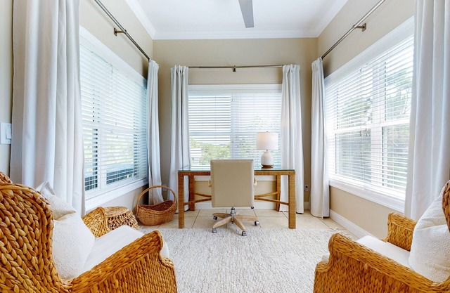 Gorgeous island home w/private pool, pickle ball, community pools, gym, tennis