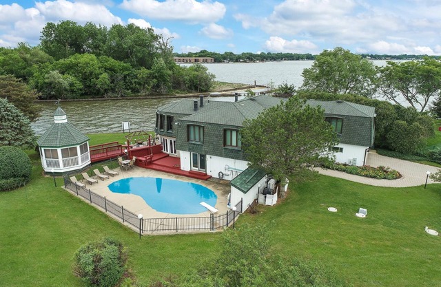 Gorgeous Lakefront Estate, Chain O'Lakes Gem~POOL